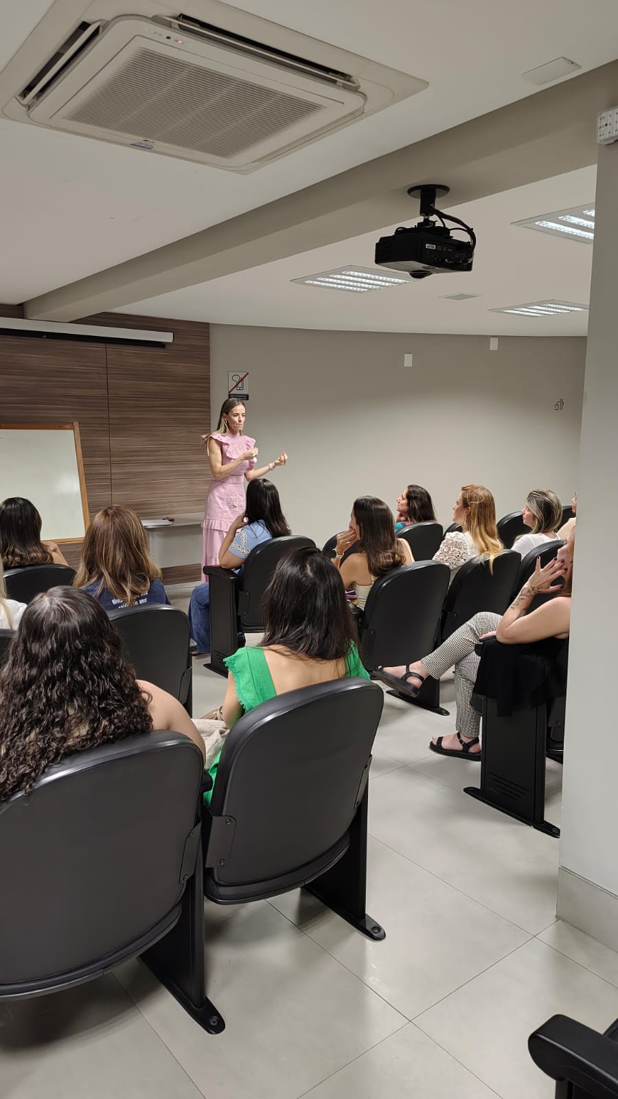 Palestra A infância e a adolescência na era digital, com psicóloga Marcela Linhares. 28/08/2025