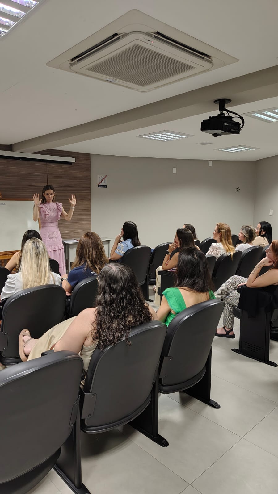 Palestra A infância e a adolescência na era digital, com psicóloga Marcela Linhares. 28/08/2025